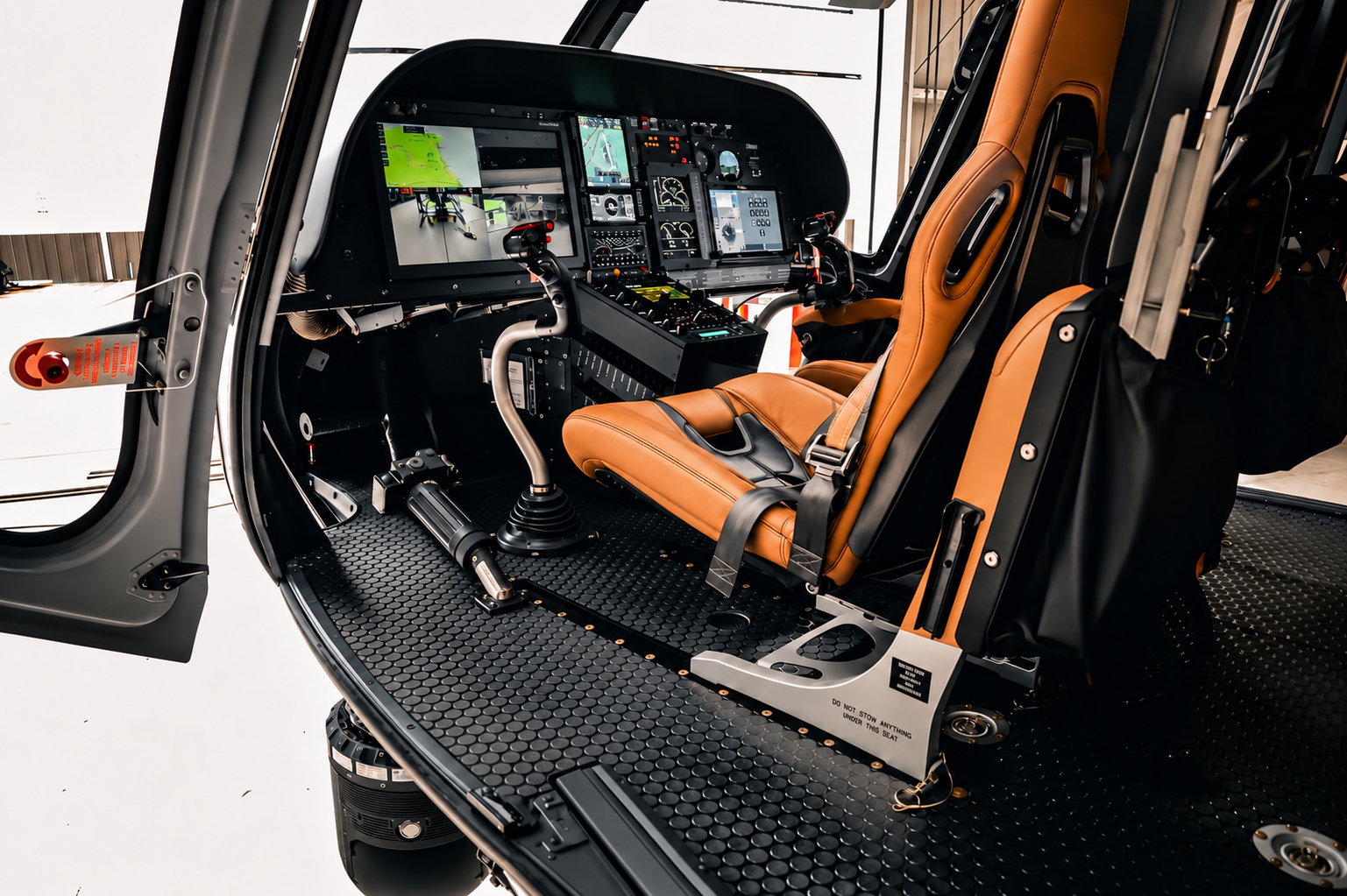 Aviónica real de una aeronave durante un proceso técnico AVIANTA