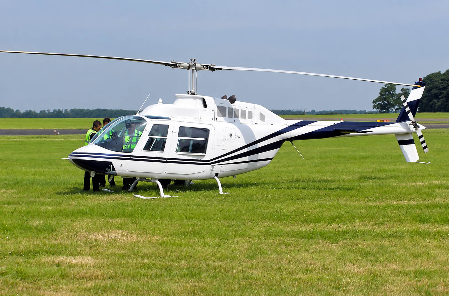 Helicóptero Bell 206 JetRanger en plataforma aeroportuaria