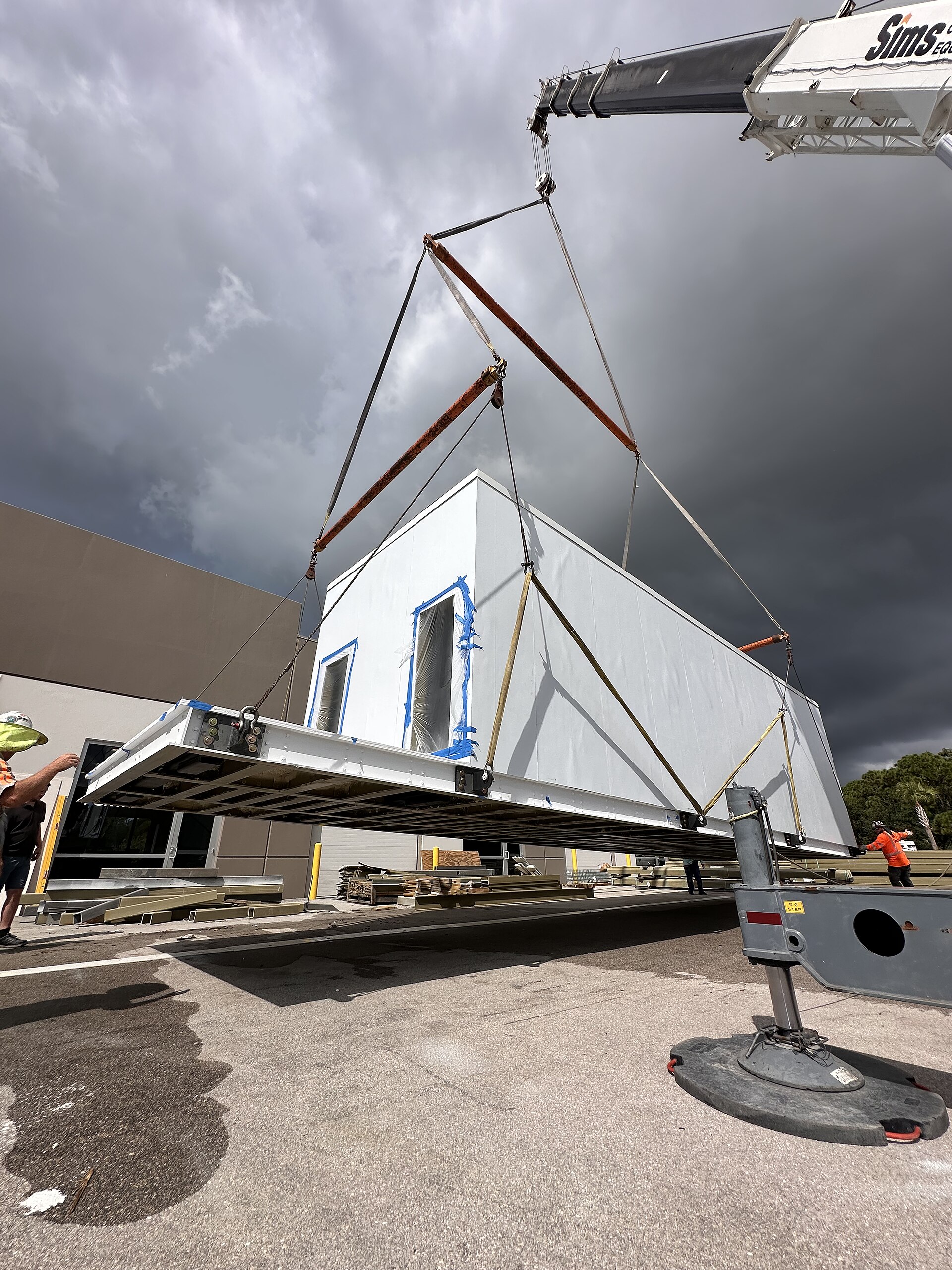 Módulo real de centro de datos durante su instalación