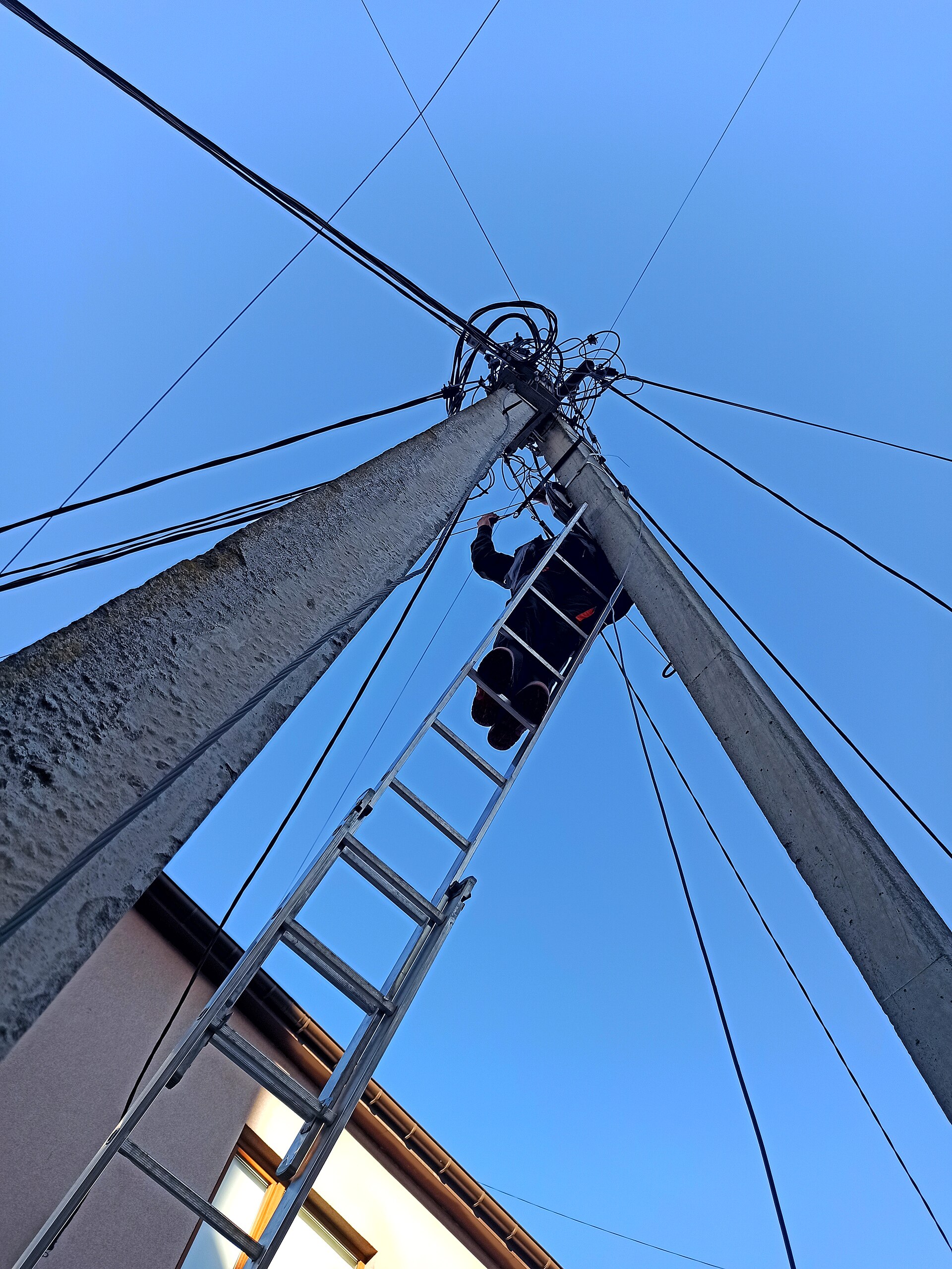 Técnico real instalando infraestructura de fibra óptica